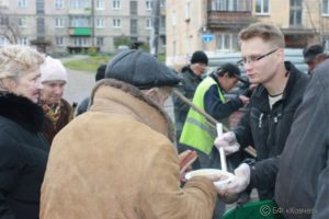 Подробнее о статье Отдел социального служения возобновляет кормление бездомных