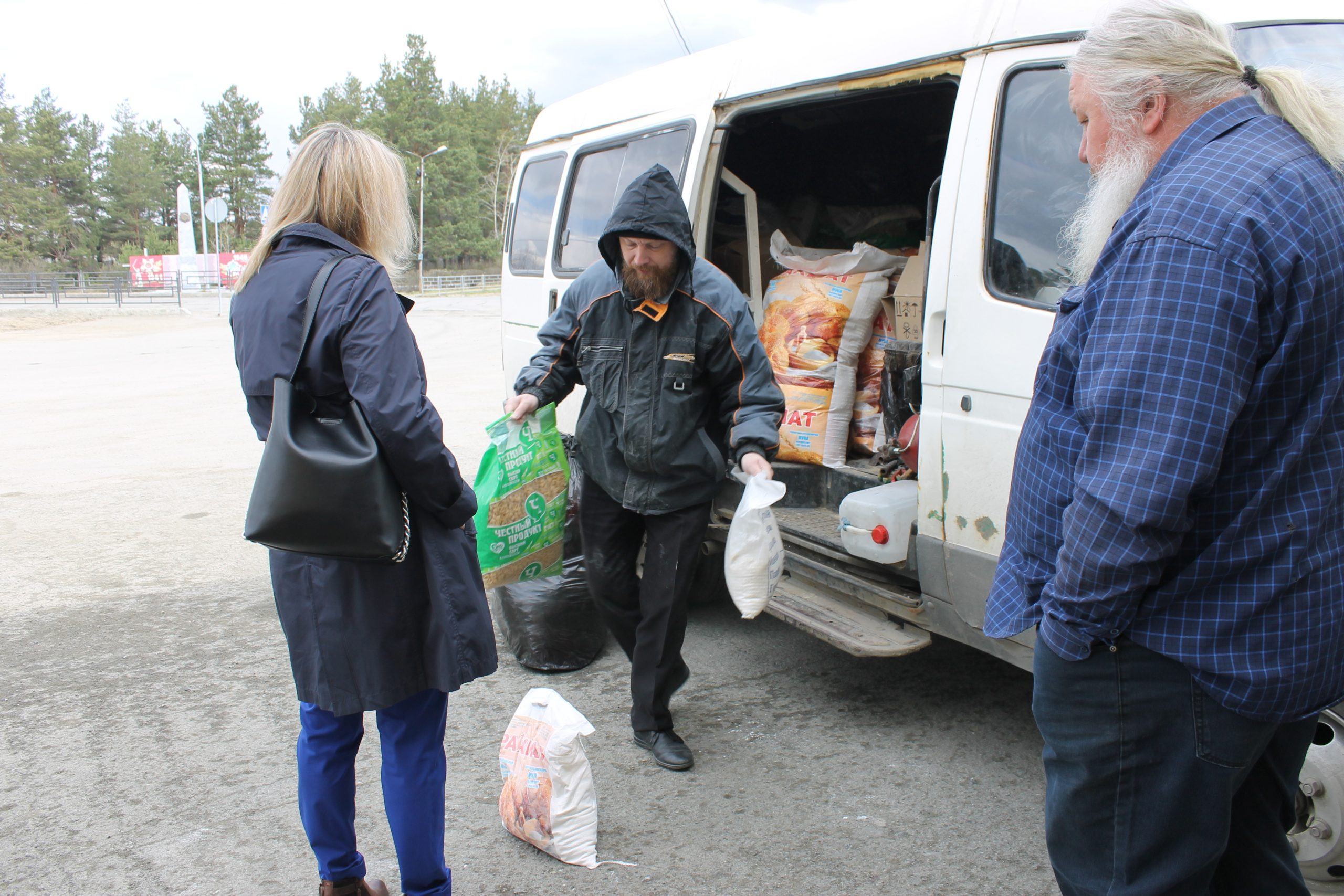Вы сейчас просматриваете Выездной гуманитарный центр начал доставку продуктов и одежды в отдаленные населенные пункты епархии