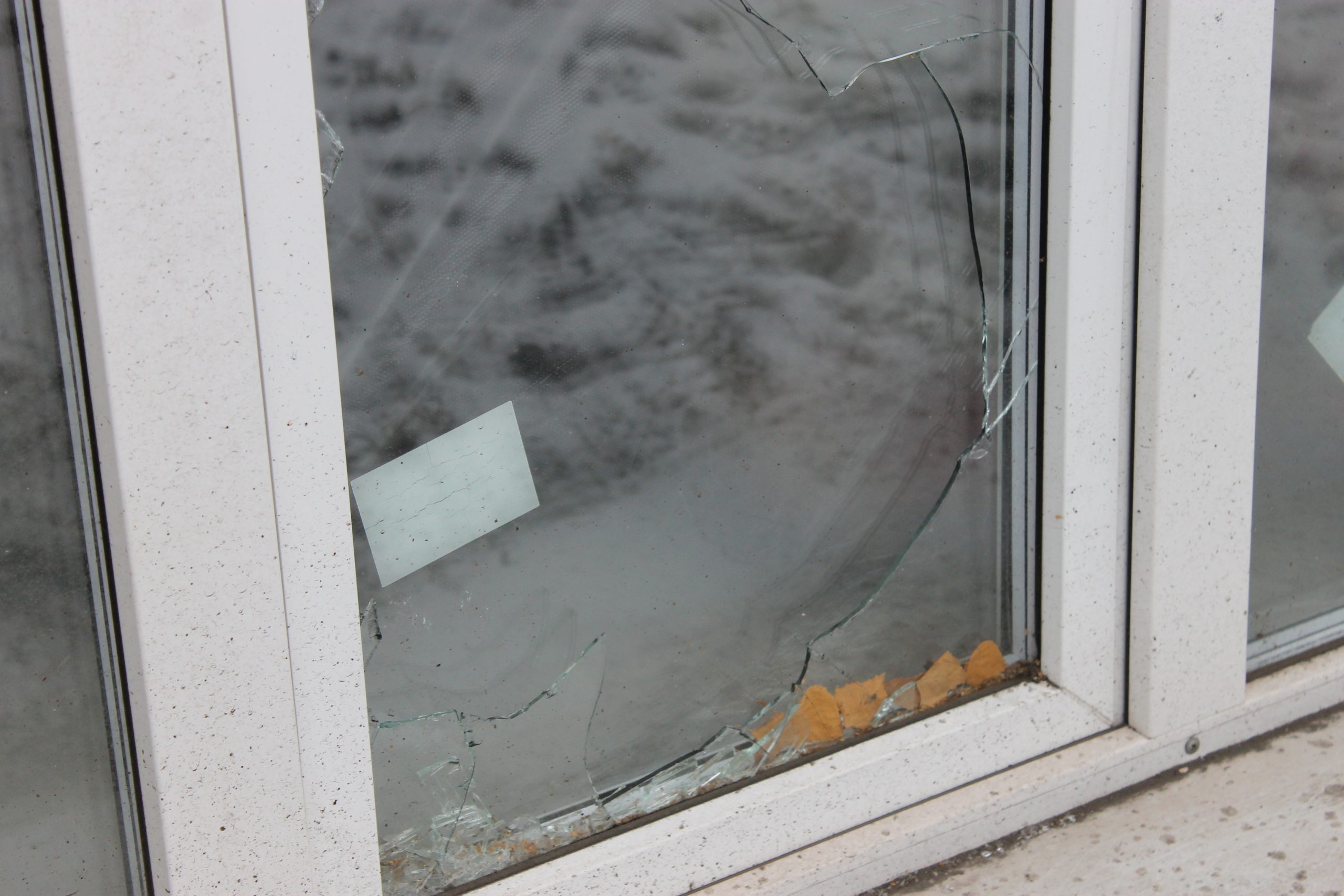 Подробнее о статье Как одно разбитое окно может разбить планы на будущее