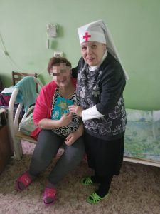 Подробнее о статье Сестры милосердия вручили пациентам Демидовской больницы открытки от детей