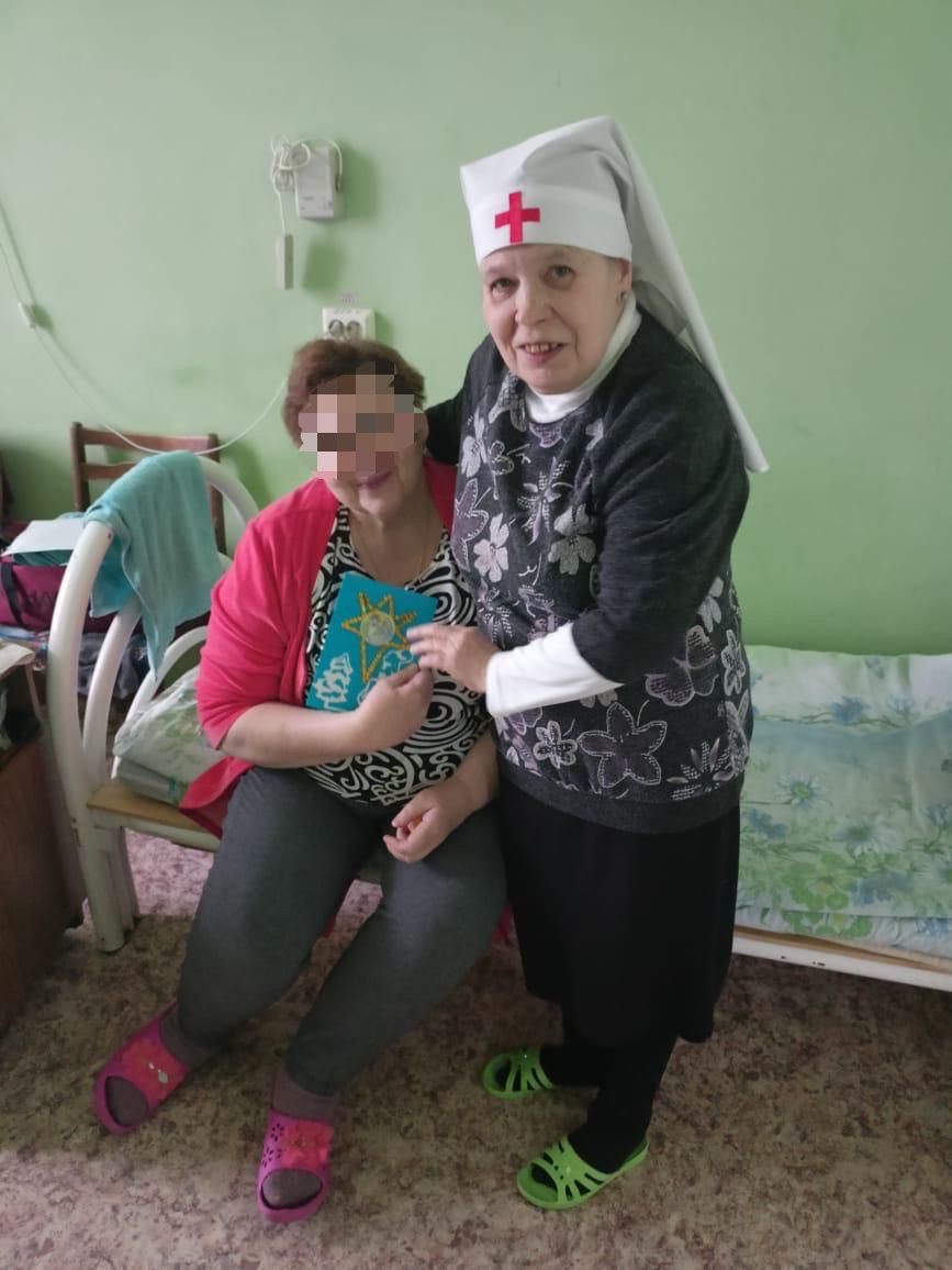 Подробнее о статье Сестры милосердия вручили пациентам Демидовской больницы открытки от детей